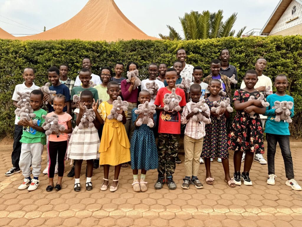 Eine lachende Kindergruppe in Ruanda 